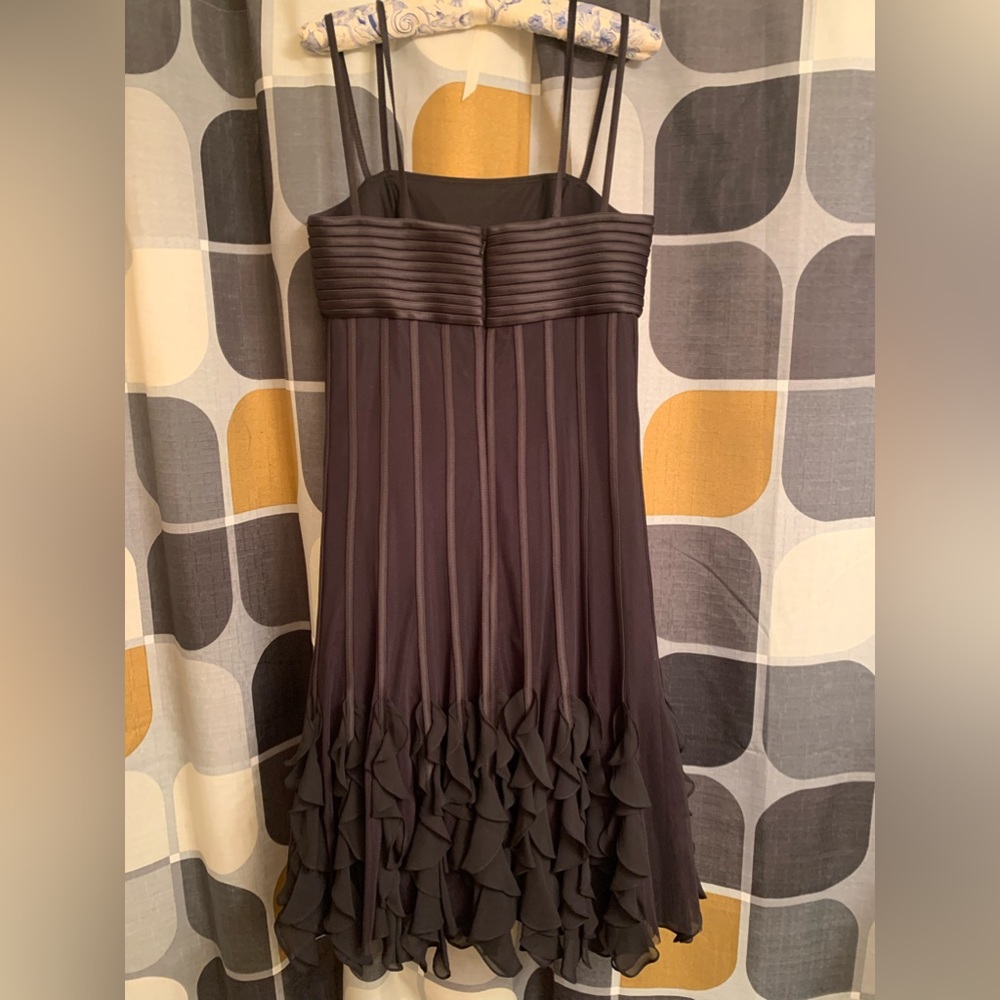 JS Collections Black Ruffled Midi Dress - Picture 4 of 7